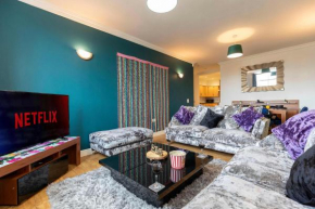 Town Centre Spacious Apartment with Private Parking
